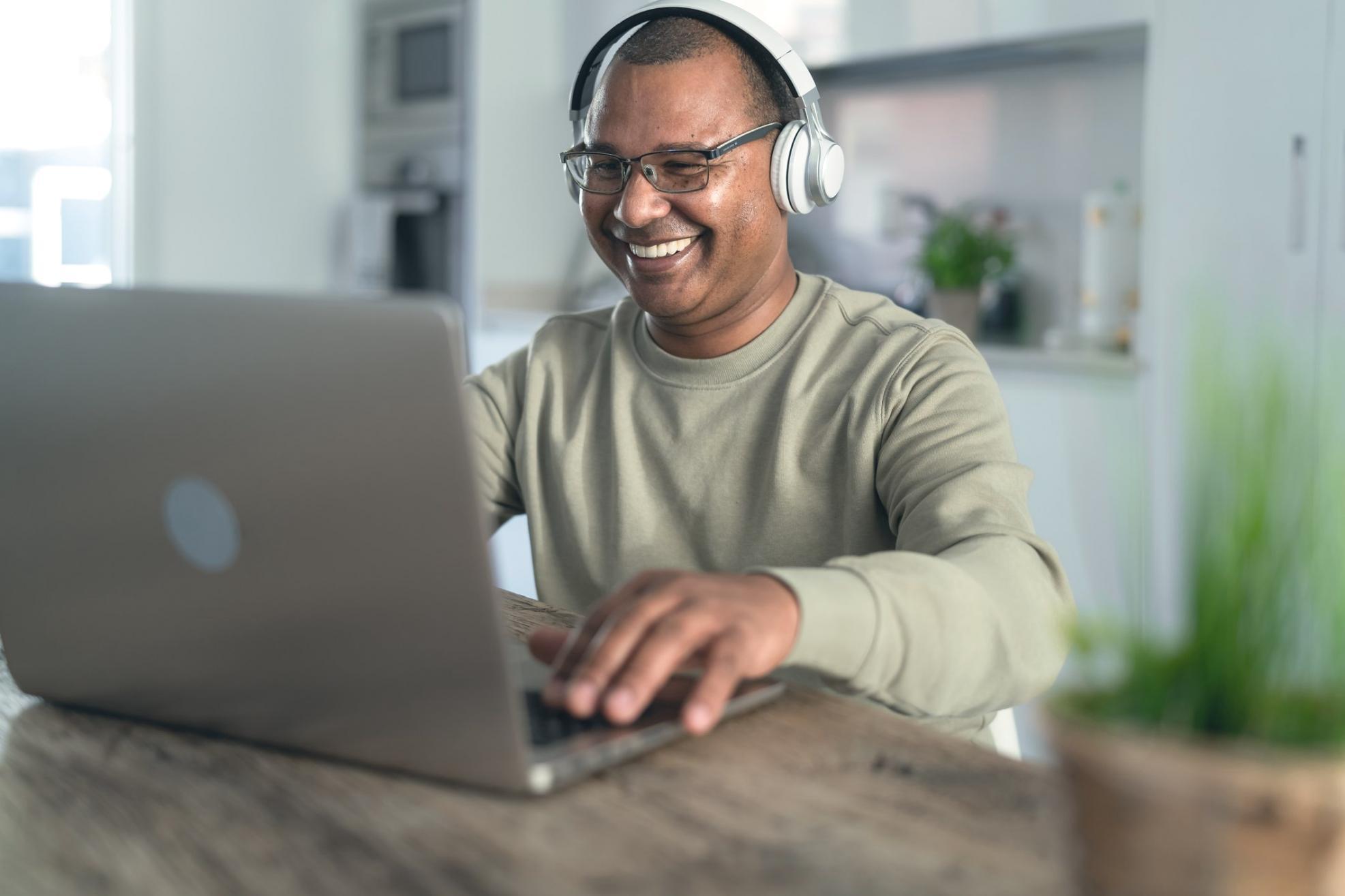 International students collaborating on virtualization projects